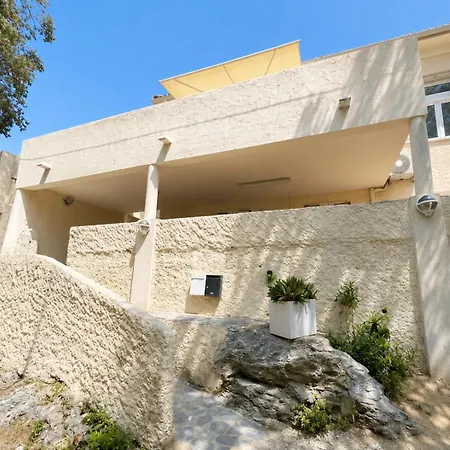 Entierement Renovee Avec Piscine En Plein Coeur De - Corse