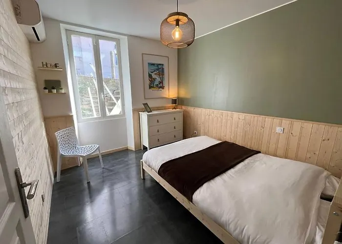 Entierement Renovee Avec Piscine En Plein Coeur De - Corse *