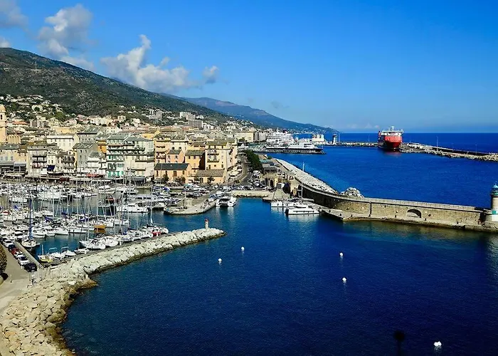Entierement Renovee Avec Piscine En Plein Coeur De - Corse *