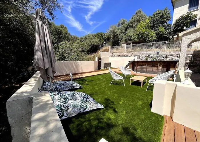 Villa Entierement Renovee Avec Piscine En Plein Coeur De - Corse *