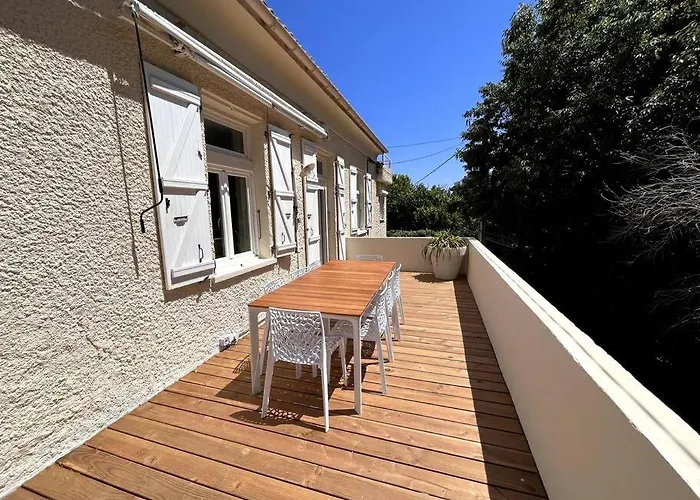Entierement Renovee Avec Piscine En Plein Coeur De - Corse