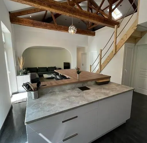 Villa Entierement Renovee Avec Piscine En Plein Coeur De - Corse *