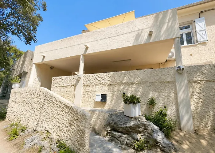 Entièrement Rénovée Avec Piscine En Plein Coeur De - Corse